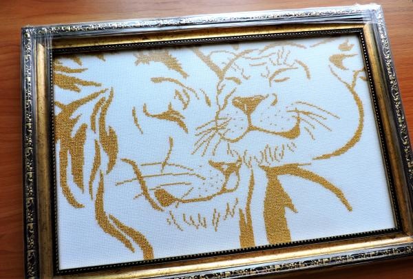 Embroidering a pair of golden lions