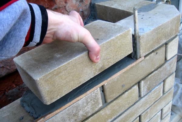 Laying facing bricks