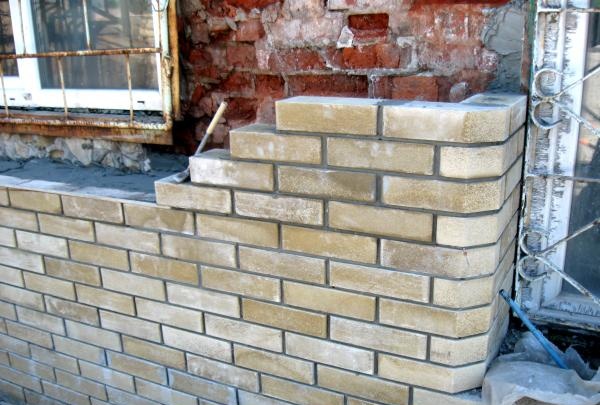 Laying facing bricks