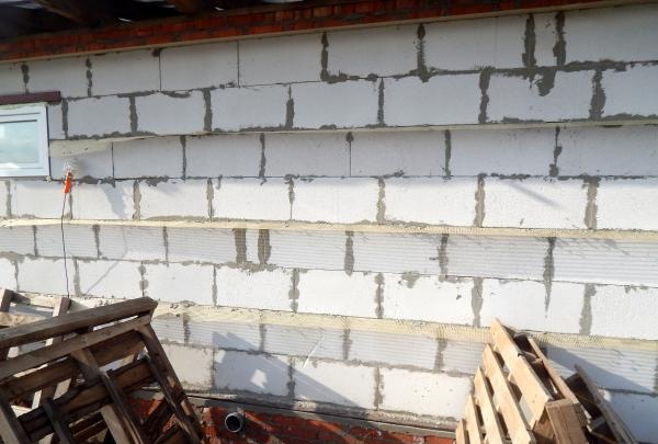 Construcció d'una casa a partir de blocs airejats