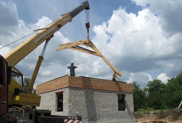 Manufacturing a gable roof