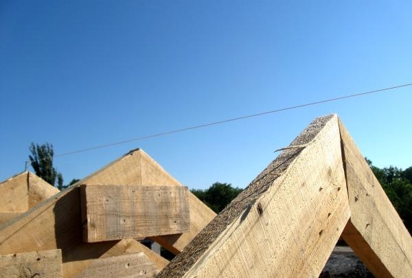 Fabricarea unui acoperiș în două frontoane