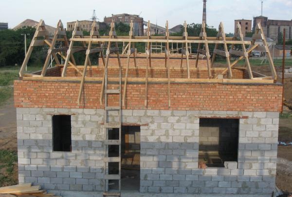 Manufacturing a gable roof