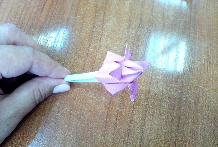 Tarjeta 3D con tulipanes de origami.