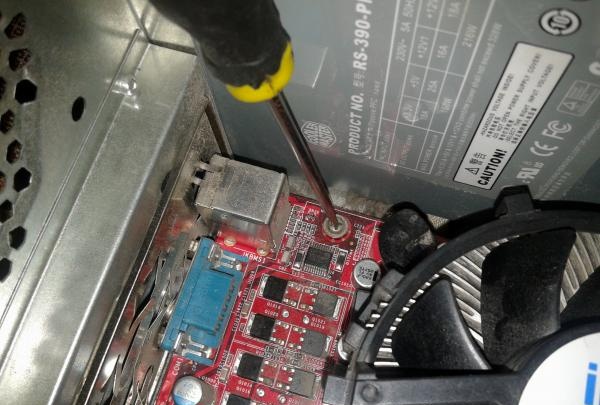 Hvordan demontere en datamaskin og rengjøre den