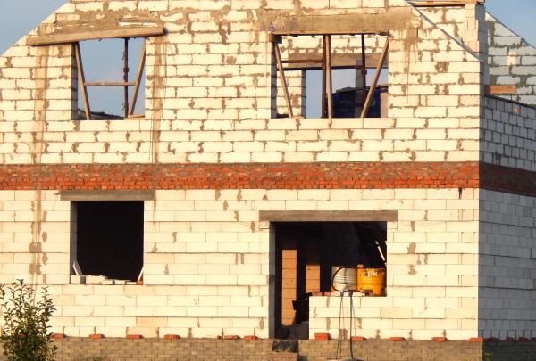 Construcción de una casa a partir de bloques aireados.