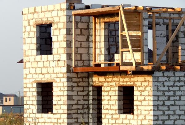 Konstruktion av ett hus från luftade block