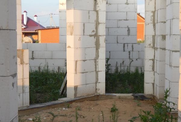 Construction of a house from aerated blocks