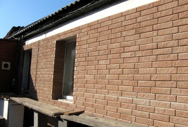 Finishing the house with facing bricks