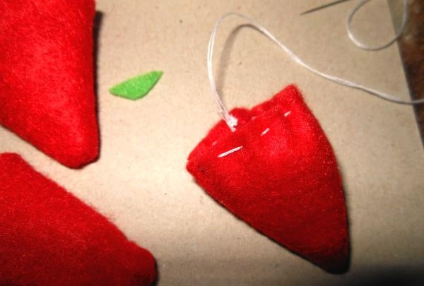 How to sew strawberries from felt