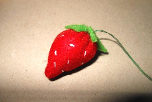 How to sew strawberries from felt