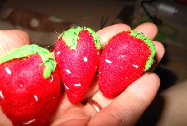 Cómo coser fresas de fieltro.