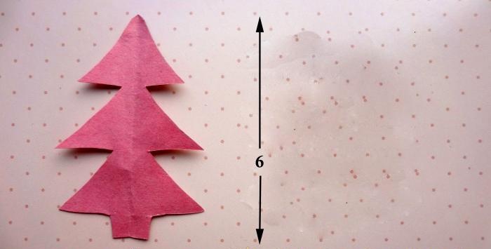 Schneiden Sie einen Weihnachtsbaum aus Papier aus