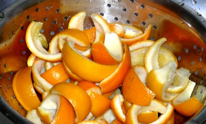 Pieles de naranja confitadas sin aceite