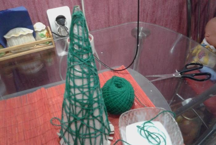 Christmas tree na gawa sa mga sinulid