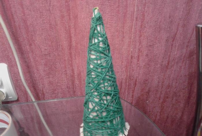 İpliklerden yapılmış Noel ağacı