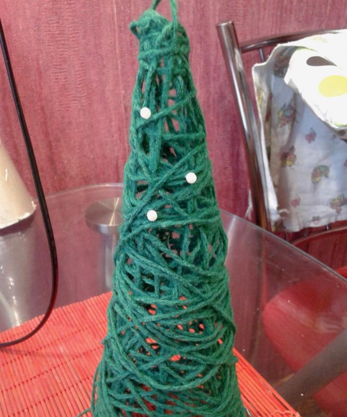 شجرة عيد الميلاد مصنوعة من الخيوط