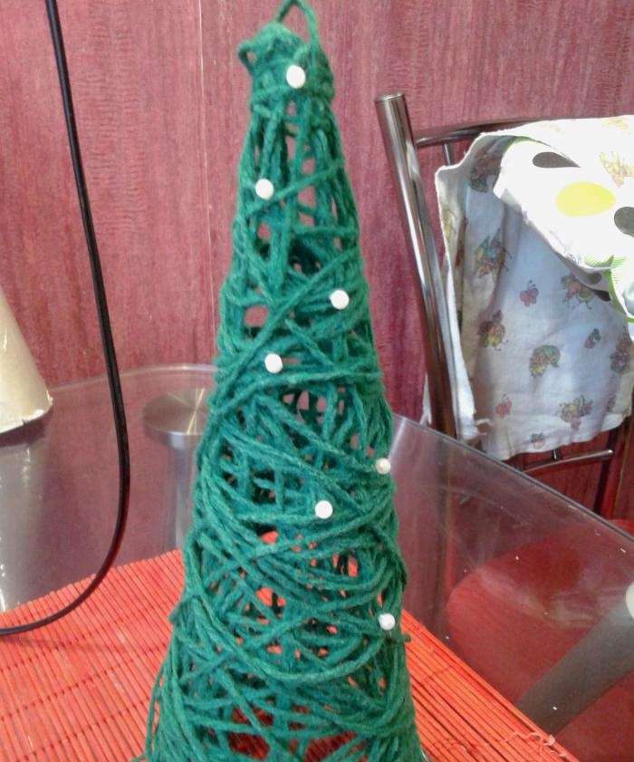 Vianočný stromček vyrobený z nití