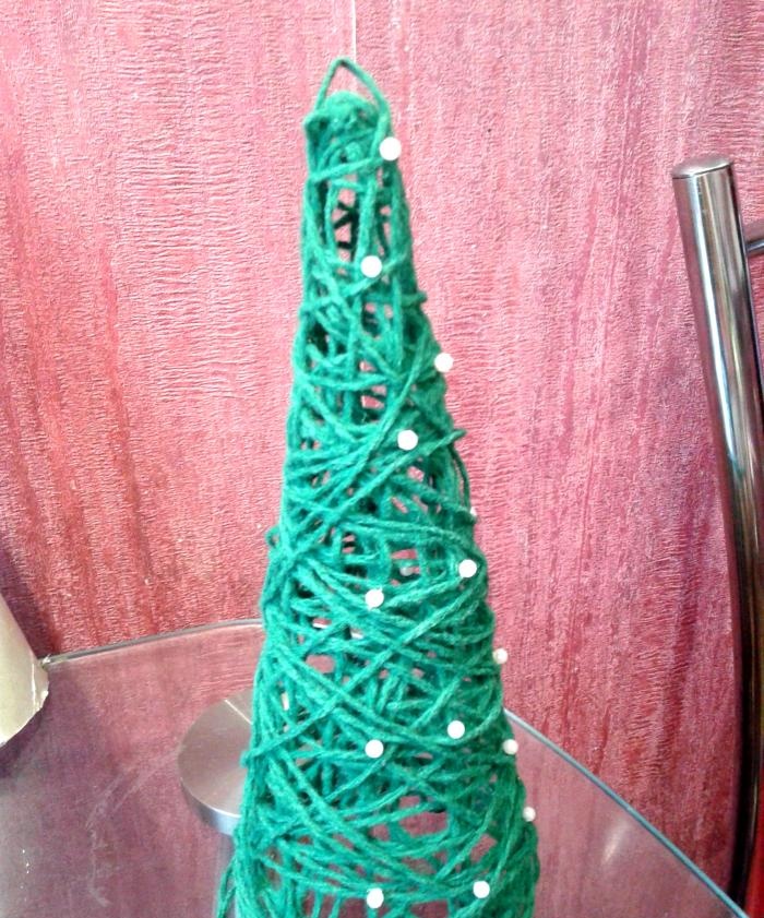 İpliklerden yapılmış Noel ağacı