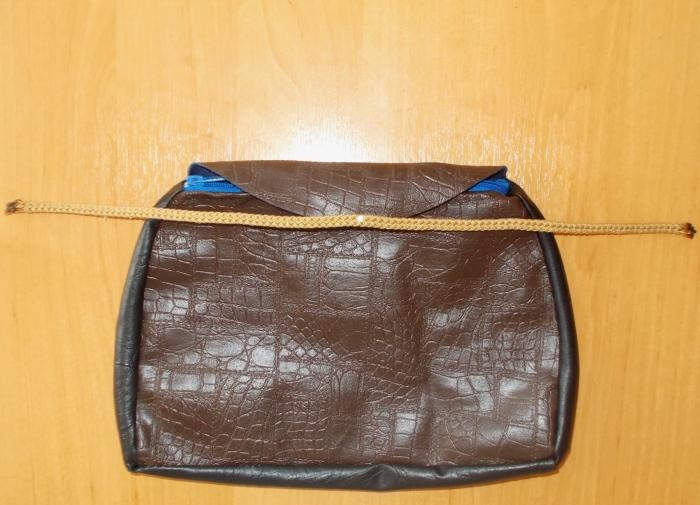 Leather handbag with zipper