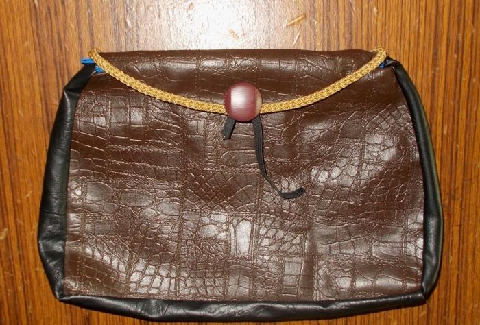 Leather handbag with zipper