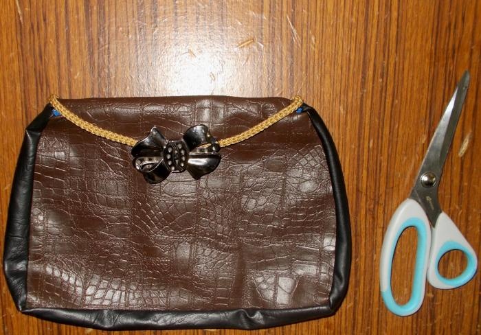 Leather handbag with zipper