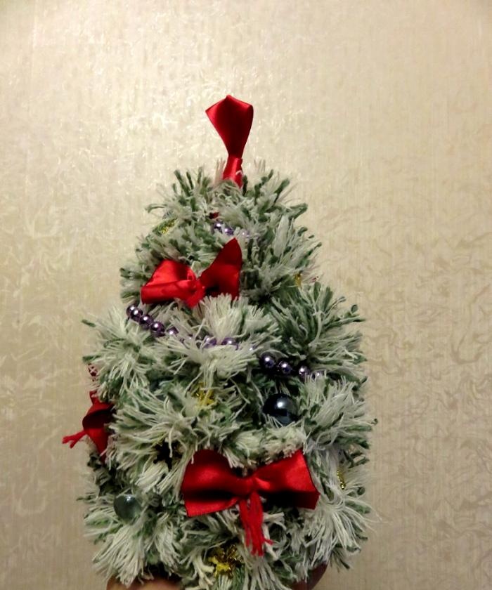Ponponlardan yapılmış Noel ağacı