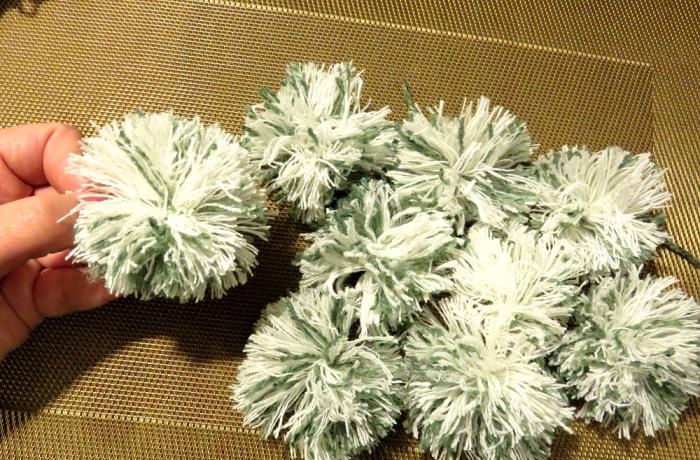 Juletre laget av pomponger