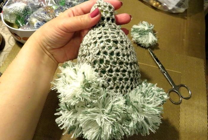 Vánoční strom vyrobený z pomponů