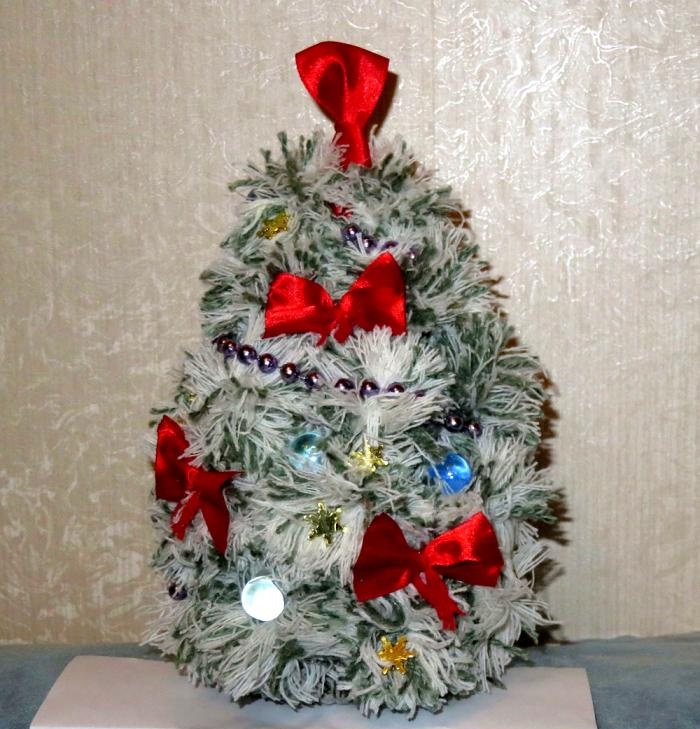 Ponponlardan yapılmış Noel ağacı