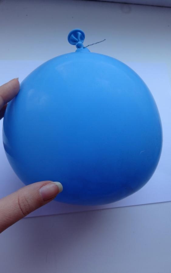 Novoroční míč vyrobený z nití