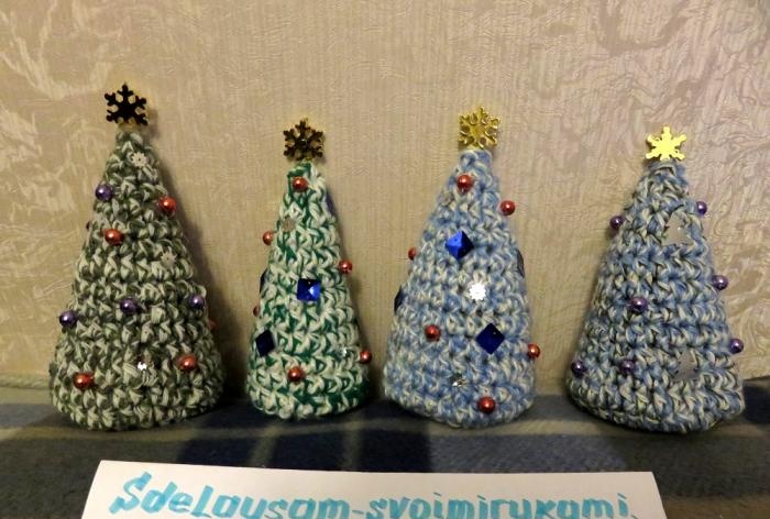 Naka-crocheted Christmas tree