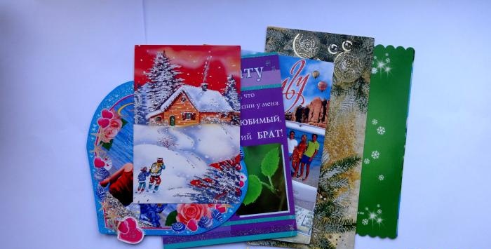 Nyårsträdleksak gjord av vykort