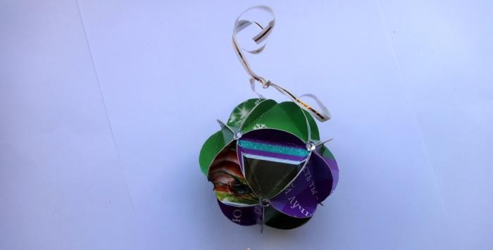 Novoroční stromová hračka vyrobená z pohlednic