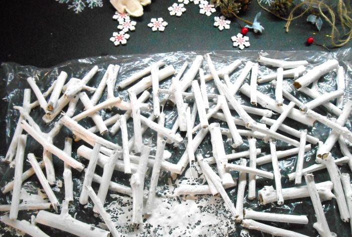 Vianočný veniec vyrobený z konárov a paličiek