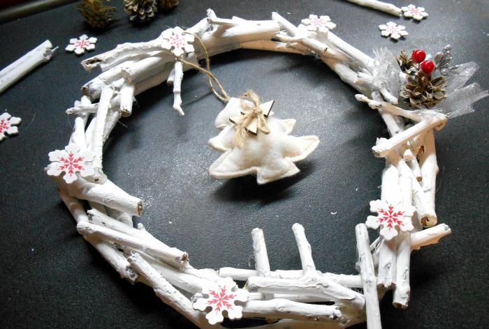 Corona de Nadal feta de branques i pals