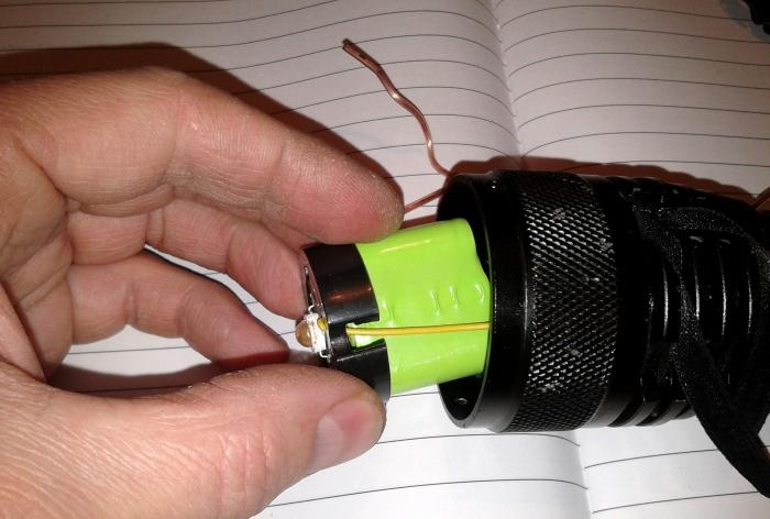 Paano i-disassemble ang isang shocker flashlight