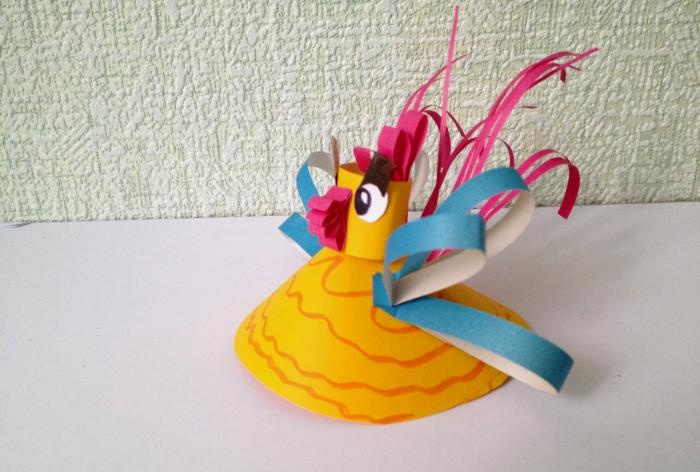 Cómo hacer un gallo con papel de colores.
