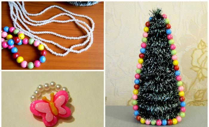 Juletræ lavet af tinsel og smykker