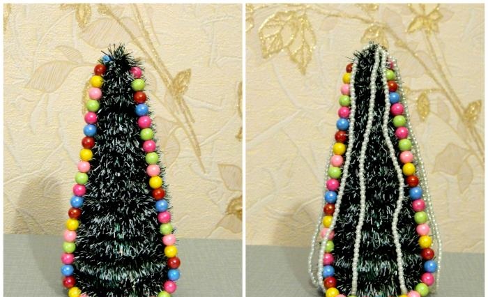 Cây Giáng sinh làm bằng dây kim tuyến và đồ trang sức