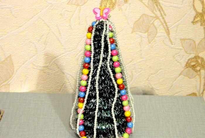 Árbol de Navidad hecho de oropel y joyas.