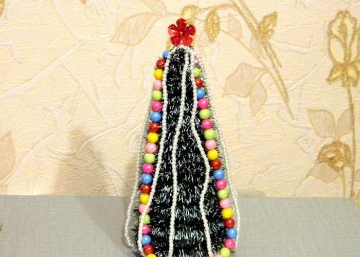 DIY Christmas tree made of tinsel and jewelry