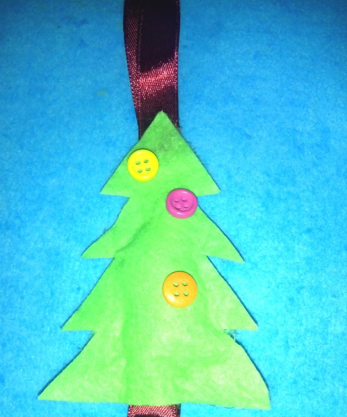 Vianočný stromček vyrobený z viskózového obrúska