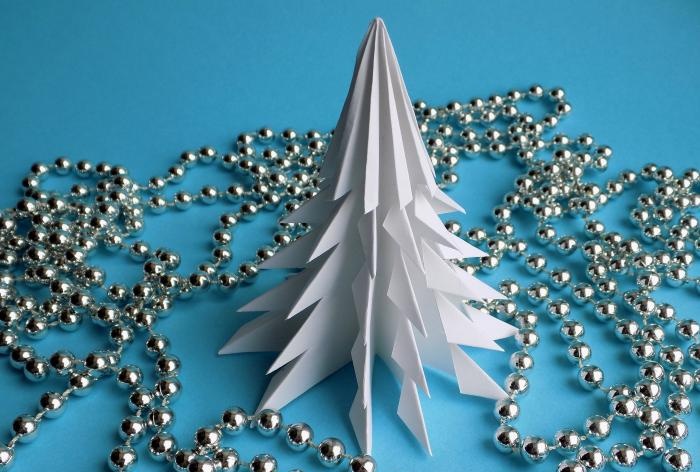 شجرة عيد الميلاد مصنوعة من ورق المكتب