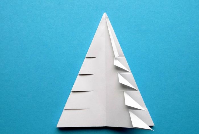 Juletræ lavet af kontorpapir