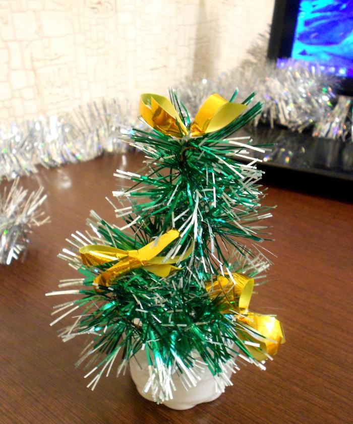 Mini Christmas tree para sa opisina