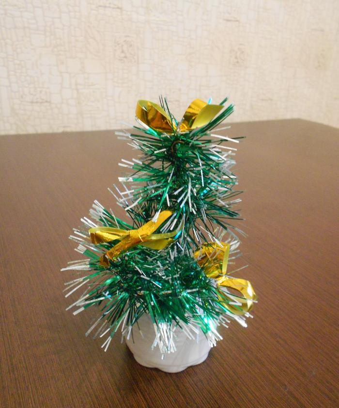 Mini Christmas tree para sa opisina