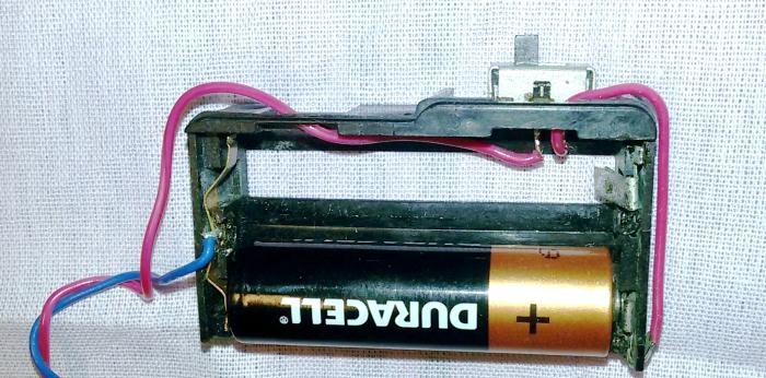 De multimeter wordt gevoed via een AA-batterij