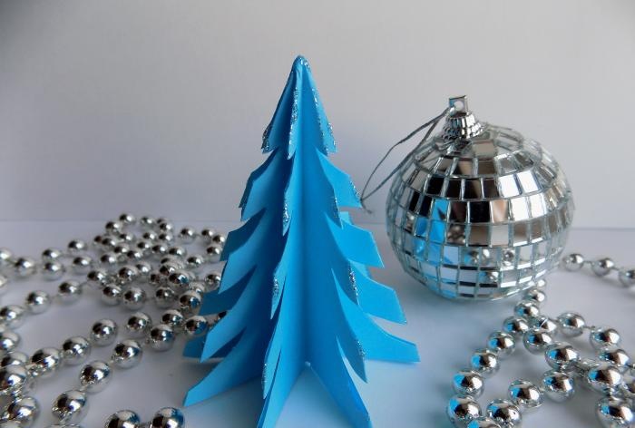 Blauer Weihnachtsbaum aus Papier