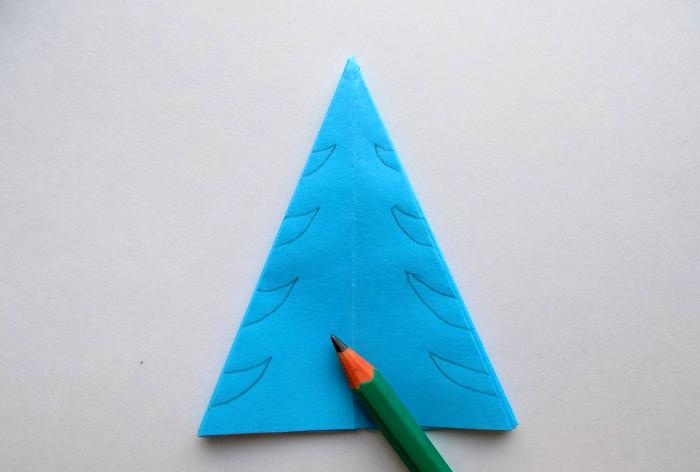 Pom de Crăciun din hârtie albastră